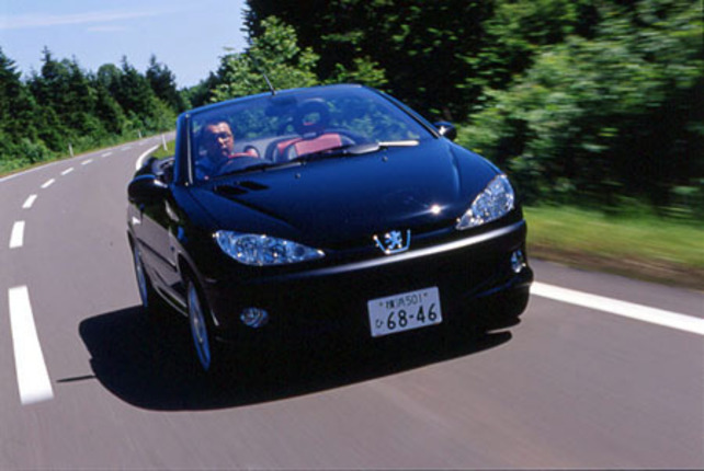 【スペック】全長×全幅×全高＝3810×1675×1380mm/ホイールベース＝2440mm/車重＝1190kg/駆動方式＝FF/2リッター直4DOHC16バルブ（137ps/6000rpm、19.8kgm/4100rpm）/車両本体価格＝290.0万円（テスト車＝同じ）