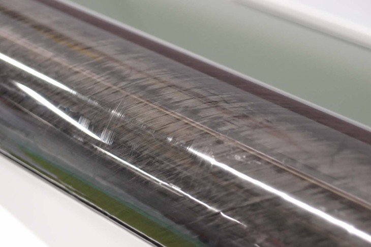 ショーワのカーボン製プロペラシャフトは、カーボンの織り方がポイント。あらかじめあや織りにした繊維を重ねる一般的な炭素繊維強化樹脂とは異なり、一定方向にそろった繊維を縦や斜めに順番に重ねる工法が採用されている。