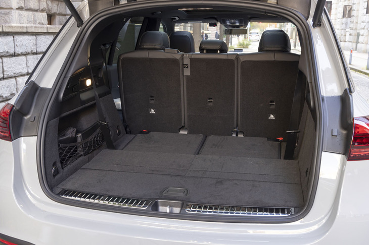 3列目シートは床面と一体でフラットに収納可能。展開・格納は手動だが、毎日使うというものでもないのでこれで十分。