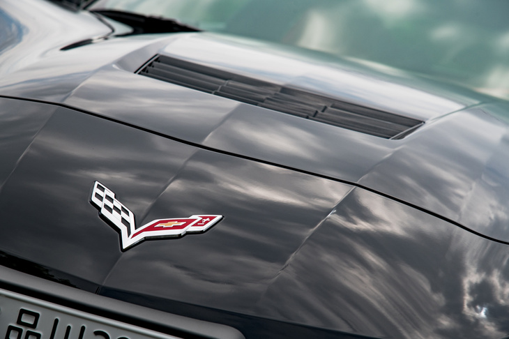 1953年のモトラマでデビューした「シボレー・コルベット」。駆動レイアウトは常にFRだったが、2019年7月に発表された8代目はMRとなる。