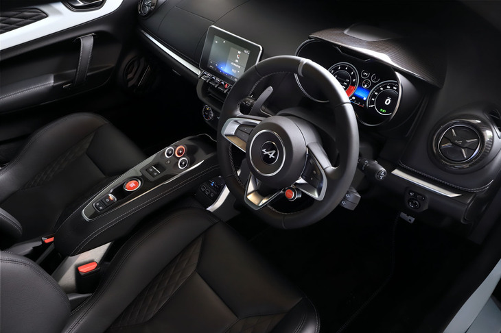 試乗車はラグジュアリーな仕様の「A110 GT」。上質なインテリアにはカーボンやアルミの装飾が控えめにあしらわれ、サウンドシステムにはサブウーファーが追加装備される。