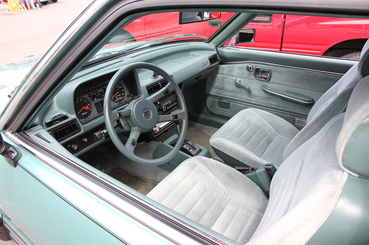 いかにもアメリカ人が好みそうなエクステリアと同系色でまとめられた「ホンダ・アコード」のインテリア。すばらしいコンディションだ。