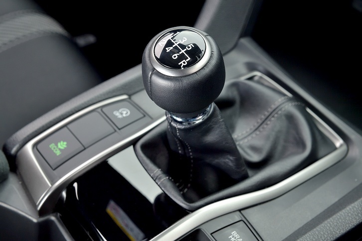 6段MTでは気持ちのいいシフトフィールを追求するだけでなく、デュアルマスフライホイールを採用してエンジンからの振動や騒音を低減している。