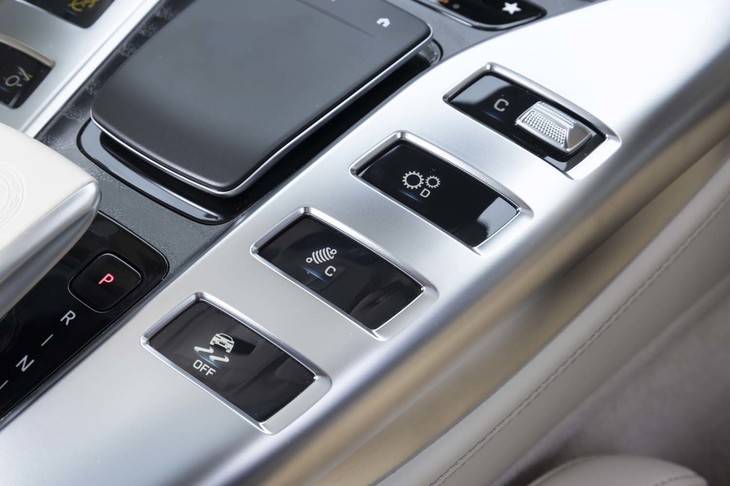 センターコンソール右側のスイッチ類。一番前の統合ドライブモードセレクターを先頭に、トランスミッション、サスペンション、トラクションコントロールの設定を個別に切り替えるボタンが並ぶ。