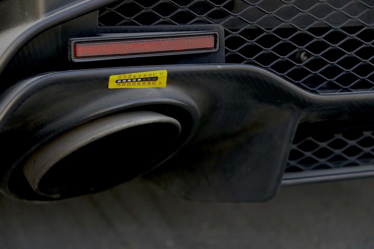 ベース車両はマフラーが左右4本出しなのに対して、「GT-R50 by Italdesign」は2本である。