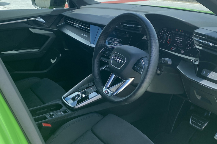 「A3」のインストゥルメントパネルをベースに、パーフォレーテッドレザー巻きのステアリングホイールやアルミ調加飾などの専用アイテムでスポーティーに仕立てられた「RS 3セダン」のコックピット。