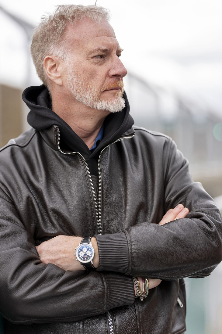 アストンマーティンの副社長兼チーフクリエイティブオフィサー（CCO）、マレク・ライヒマン氏。「素材の使い方やレイヤリングの技術など、ブライトリングから学べることは多く、コラボレーションを通じて、それらをアストンマーティンのクルマづくりにも生かしていきたい」と語る。