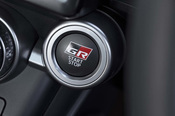 スタート／ストップボタンには「GR」ロゴがプリントされている。