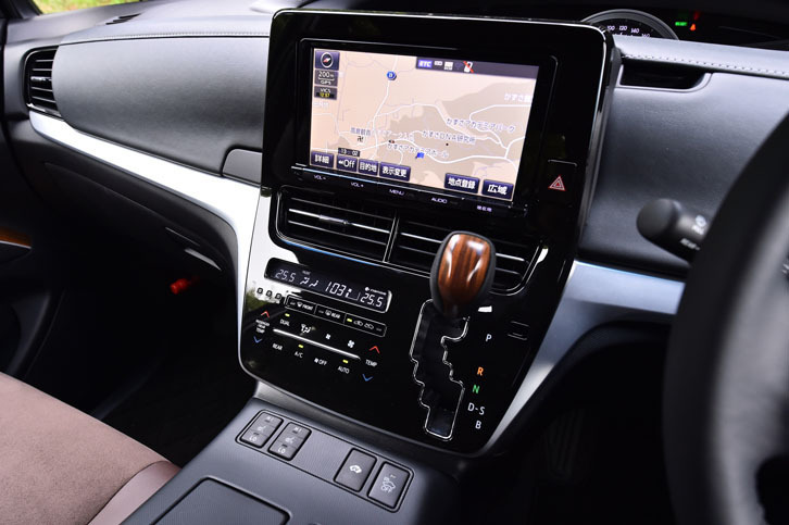センターコンソールには、タブレット端末のようなデザインのモニターが与えられる。画面は静電式のタッチパネルで、直感的な操作を可能にしている。