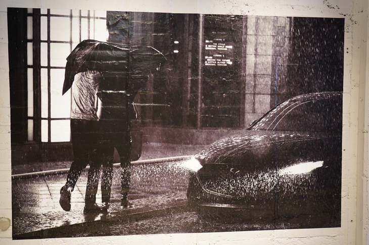 こちらは雨の闇夜を照らす「マツダ3」。