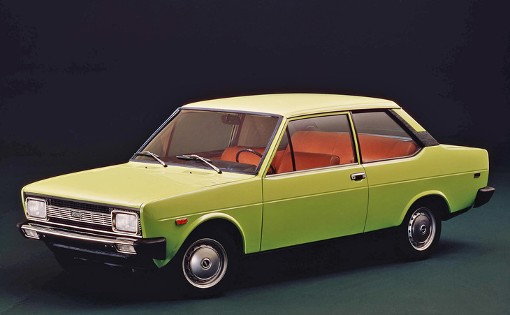 1974年「フィアット131ミラフィオーリ2ドア」。全長4.2mちょっとの、これもオーソドックスなFRのセダン。2ドアセダンボディーは「フィアット131アバルト ラリー」にも使われた。