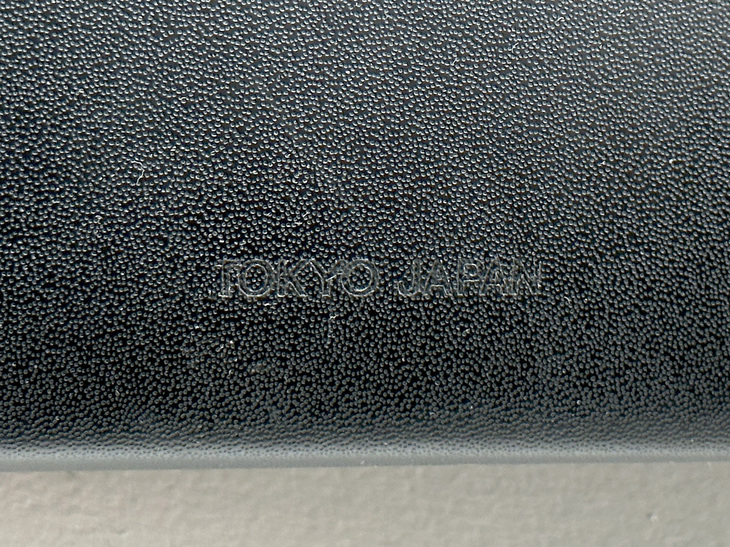 ソフトケースの裏側にも「TOKYO JAPAN」の文字が誇らしげに刻印されている。