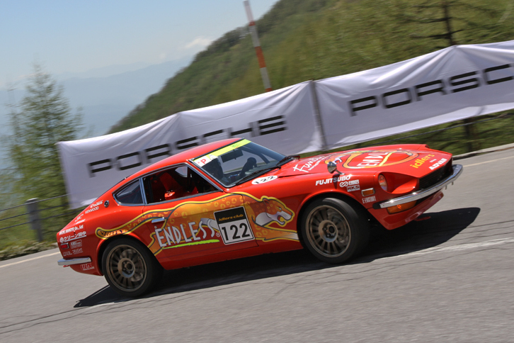 左ハンドルの初代「フェアレディZ」。ドライバーはかつて“Zの柳田”の異名をとった柳田春人氏。