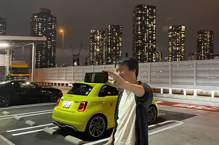 いつもの辰巳PAでの記念撮影シーンを、さらに撮影される。毎回こんな感じで多くのカーマニアに交じりながら、夜の首都高に出撃している。