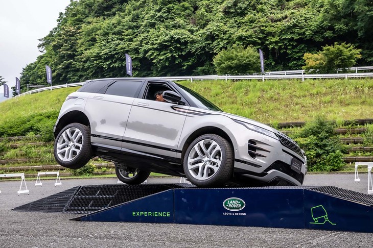 どこか1輪が浮くような極端な凹凸のあるような路面でも、接地している3輪のトラクションが失われることはない。「テレインレスポンス2」には、「オート」「コンフォート」「ダイナミック」「エコ」「草／砂利／雪」「泥／わだち」「砂地」という7つの走行モードが設定されている。