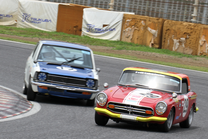 P68/75レースで争う1966年「ホンダS800」（写真右）と1970年「トヨタ・カローラ1200」。総合ではカローラが7位、S800が8位だったが、双方ともクラス優勝を飾った。