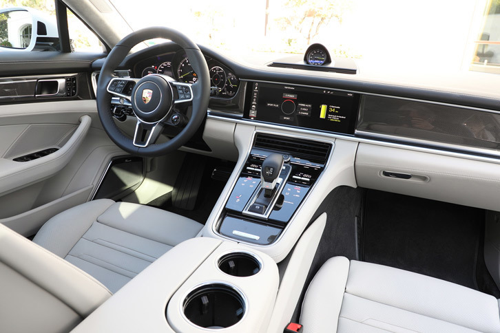 インストゥルメントパネルまわりでは、ハイブリッド車専用の計器類や操作インターフェイス、メーター内に施された「turbo S」のロゴなどが「ターボS Eハイブリッド」の特徴。