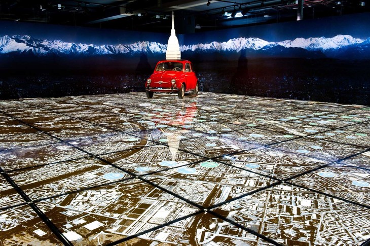 個人的にはこの展示が最も楽しい。MAUTOでなければ見られないもの。トリノの航空写真をフロアに敷き詰め、そこに歴代カロッツェリアの場所を記した。自動車製作の複雑化によってこの街で生まれた多くのカロッツェリアが閉鎖を余儀なくされたが、自動車史のなかで果たした役割は大きい。遠くに見える山はアルプス、手前に「フィアット500」。まさにトリノの象徴だ。