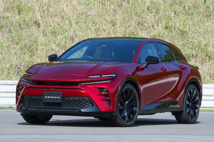 「クラウン スポーツ」のフォルムは、ボリューム感のあるロアボディーに比較的小さなキャビンを後ろ寄りに載せた、いかにもスポーティーな形状となっている。