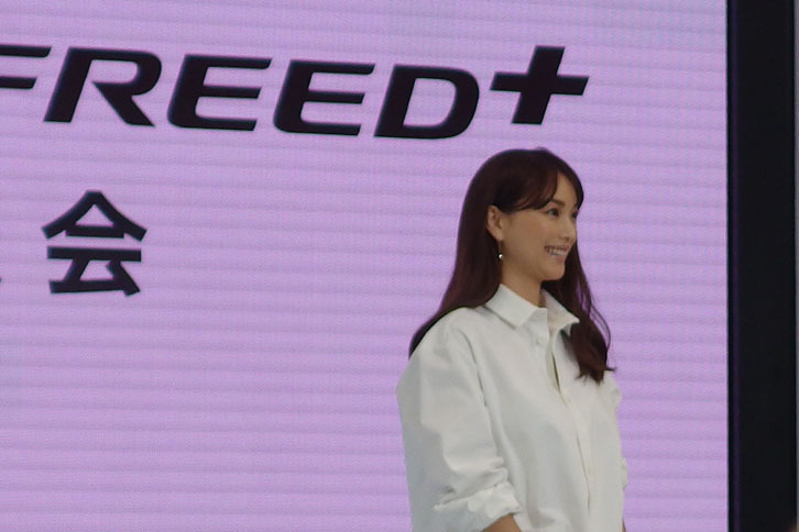 読者諸兄に向け、蛯原さんに寄せたカット。