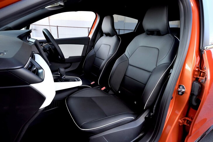 シートは快適性とホールド性を高次元で両立させている。「ルーテシア インテンス プラス」のものは、上質なレザー仕立て。シートヒーターも標準で備わる。