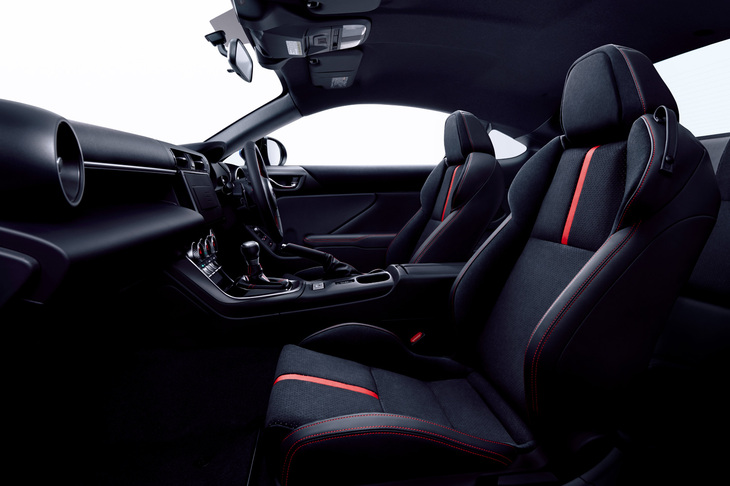 「スバルBRZ S」（写真）と「トヨタGR86 RZ」に装備される、スエード調表皮と本革のコンビシート。