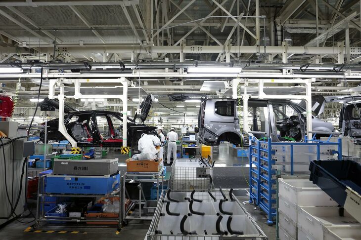 同じラインを流れる「シビック タイプR」と「ステップワゴン」。自動車製造の世界では、複数の車種を同一のラインで生産する「混流生産」は当たり前のこととなっている。