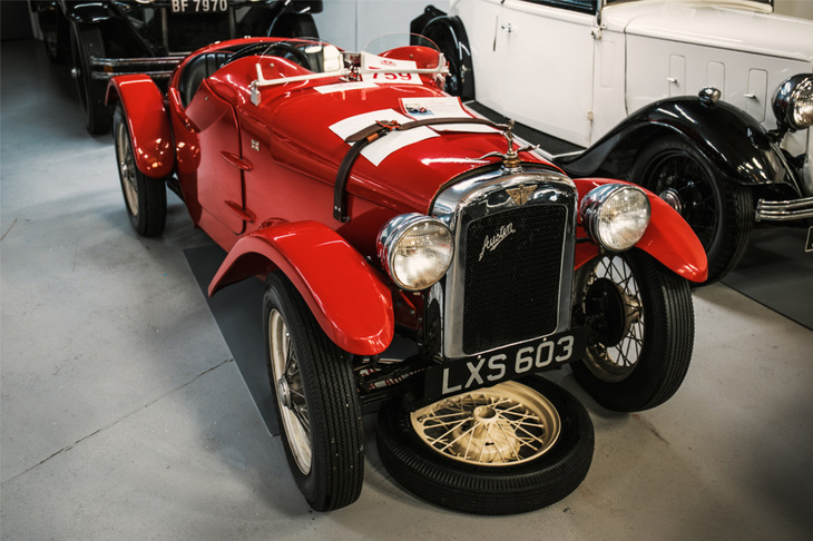 「オースチン・セブン」は、第2次世界大戦以前の英国で、最も販売数が多かった市販車とされている。車名は、当時の英国政府の設定した課税馬力「7HP」からの命名。