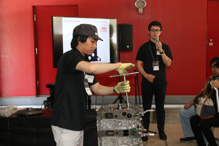 マツダの技術者による、ロータリーエンジンの分解・組み立て実演は大好評。見学者にアペックスシールの組付けを体験してもらうことで、ロータリーエンジンの要であるアペックスシールの役割をより理解できるように配慮されていた。