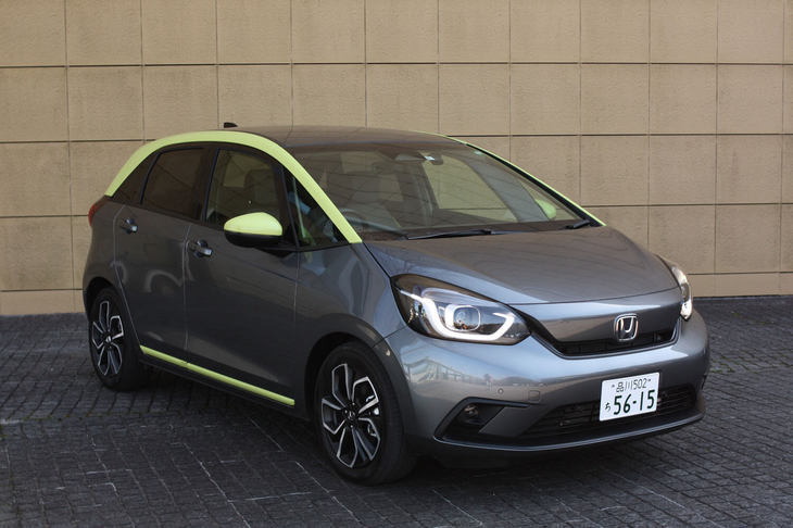 「フィット ネス」。ボディーカラーは、シャイニンググレー・メタリック＆ライムグリーン。