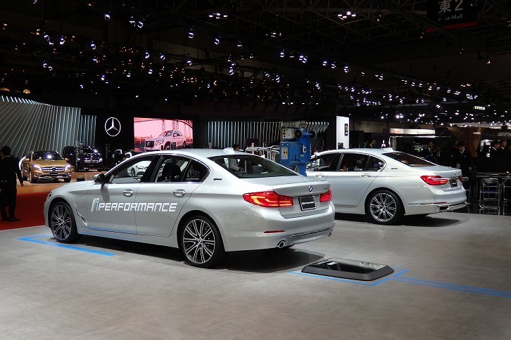 BMW 530e（手前）とBMW 740e（奥）。