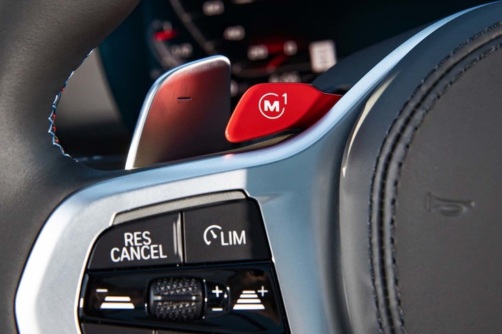 ステアリングスポーク部の赤いレバーを操作することで、あらかじめ設定しておいた走行特性を瞬時に呼び出すことも可能。レバーは左右ひとつずつ、計2つ（2モード分）備わる。
	 