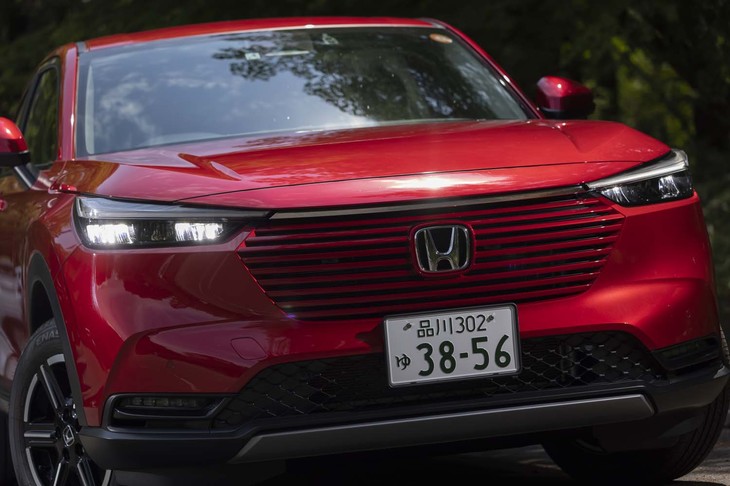 ボディー同色のフロントグリルが主張する。前後のランプ類は全グレードでLEDを採用している。