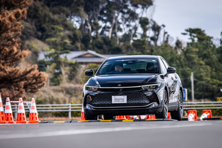 225/55R19サイズの「レグノGR-XIIIタイプRV」を装着した「トヨタ・クラウン クロスオーバー」。従来モデル「レグノGRV II」との比較試走では、スラロームでの挙動が滑らかになり、段差やロープでの突き上げが抑えられていた。