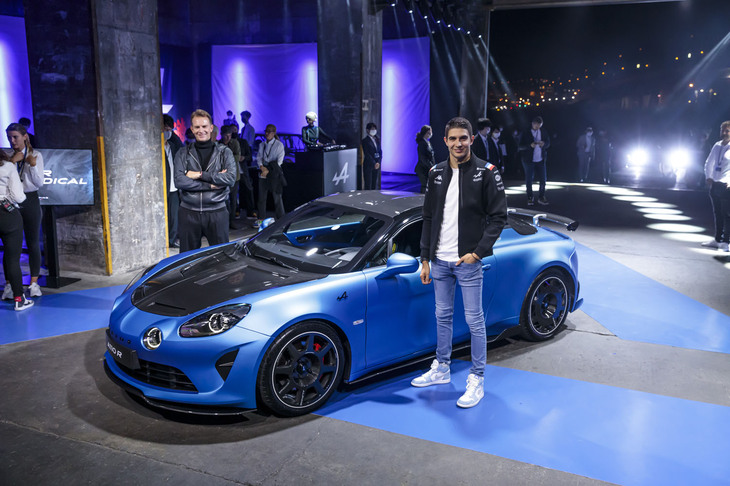 アルピーヌのCEO、ローラン・ロッシ氏（写真左）とアルピーヌF1チームのエステバン・オコン選手（写真右）。