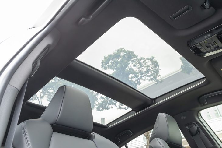 こちらは調光パノラマルーフのガラスをクリアにしたところ。スイッチ操作だけでなく「空が見たい」といった音声でもコントロール可能。電動シェードも付いている。