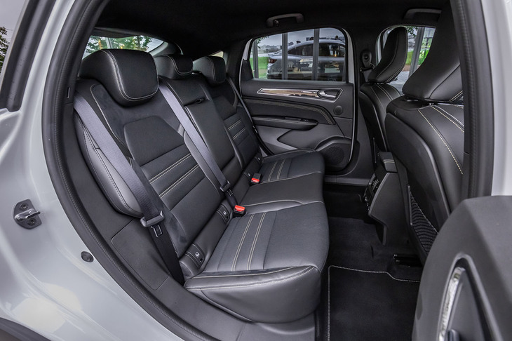 フロントシートに準じた表皮デザインが採用されるリアシート。背もたれには60：40の分割可倒機構が備わっている。リアとリアサイドのガラスはプライバシーガラスになっている。