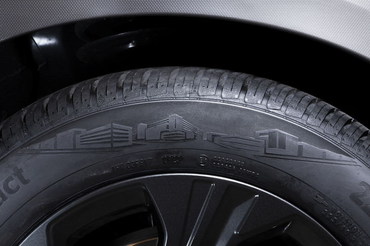 サイドウォールには非降雪エリアの都市部をイメージしたイラストが描かれる。「オールシーズン・コンタクト」はこうした地域で暮らす人々に高い安心感と利便性を提供すべく開発されている。