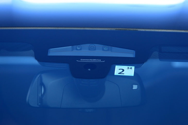 ルームミラーの裏側には先進安全運転支援システムに用いられる、広角～望遠までの3つのカメラが備わる。