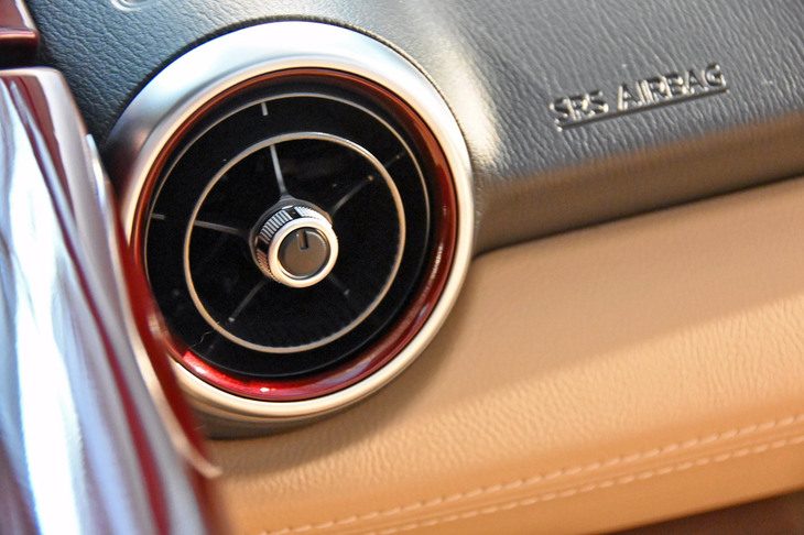 エアコンのルーバー内にも、ダークレッドのカラーが配色されている。ボディーカラーに合わせた、ちょっとしたアクセントだ。