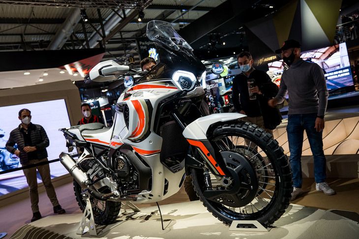 EICMA開幕前から、MVアグスタがティザー動画などで展開していた「Lucky Explorer Project（ラッキー・エクスプローラー・プロジェクト）」の全容も明らかに。それは、かつて“カジバ時代”にダカールを制覇したマシンをモチーフにした、2台のアドベンチャーモデルのリリースだった。その1台がこちら。「9.5」と名づけられたこのマシンは、MVアグスタのメインエンジンである800ccの並列3気筒をベースに、排気量を931ccに拡大。足の長い前後サスペンションにフロント21インチ／リア18インチのホイールなど、本格的なオフロード走行を想定したシャシーを組み合わせている。さらに、前後サスペンションにはザックス製の電子制御システムを採用していることや、スマートフォンと接続が可能な7インチのTFTカラーディスプレイを搭載するなど、詳細なディテールも発表されている。価格や発売時期などは未定だ。