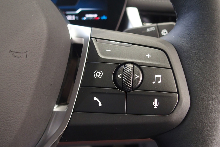 218iアクティブツアラー エクスクルーシブ（ステアリングスイッチ）