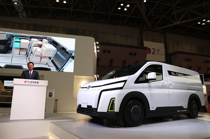 ジャパンモビリティショー2023の会場でトヨタ車体が行ったプレスカンファレンスの様子。