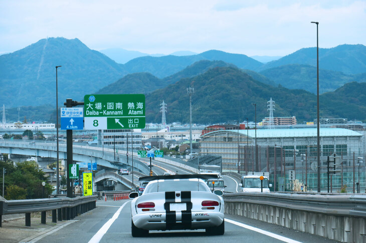 伊豆縦貫自動車道を抜け、いざ半島へ！ 公私においてちょくちょく足を運ぶ伊豆だが、あまたの景勝地や観光スポットがコンパクトにまとまっていて、何度行っても飽きることがない。