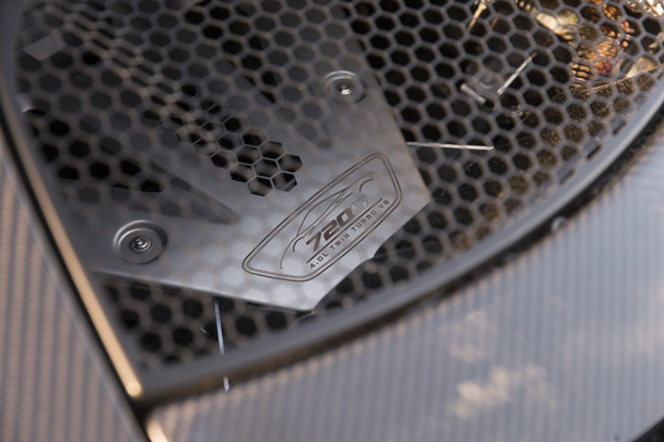 新しいM840T型4リッターV8ツインターボエンジンは720psと770Nmを生み出す。トランスミッションは7段のデュアルクラッチ式AT。