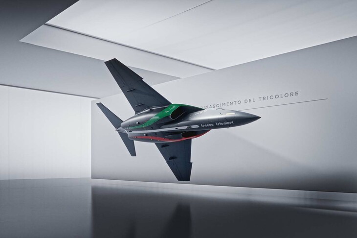 ピニンファリーナが手がけた「フレッチェ・トリコローリ」の機体は、底部のグラフィックでも機体表面やエンジン内部を流れる空気を視覚化している。