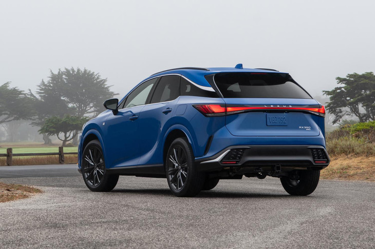 躍動感の伝わるリアビュー。ウィンドウの後端を下げることで、水平かつ低重心な姿勢が表現されている。