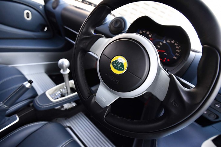 ステアリングホイールは、「ロータス・エキシージ」にも採用実績のある、グリップのやや太いものが装着される。