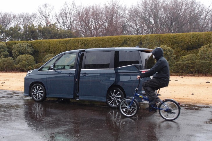 トヨタの新たな安全装備「安心降車アシスト」のデモの様子。スライドドアからの降車時に後方から接近するクルマや自転車を検知すると、オープン動作をキャンセル。未然に事故を防ぐ。