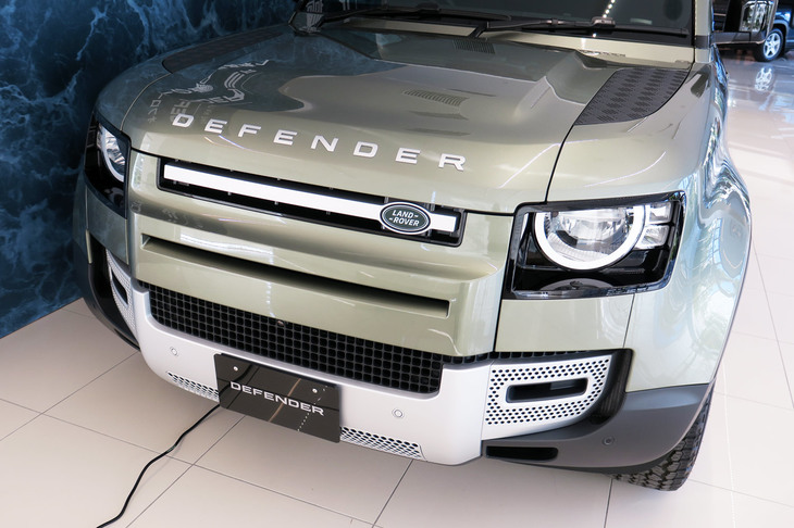 ランドローバー・ディフェンダー110 アドベンチャーパック装着車（フロントマスク）